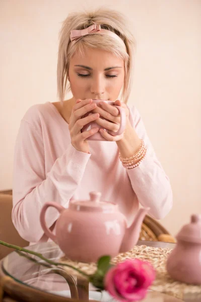 Mujer tomando una fiesta de té — Foto de Stock