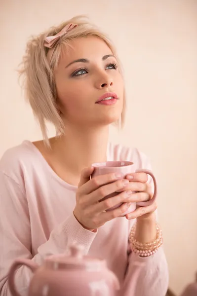 Mujer tomando una fiesta de té — Foto de Stock