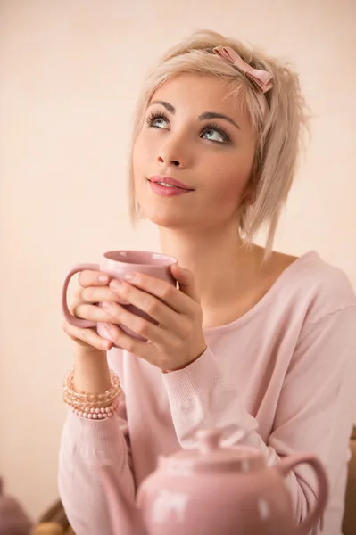 Mujer tomando una fiesta de té — Foto de Stock