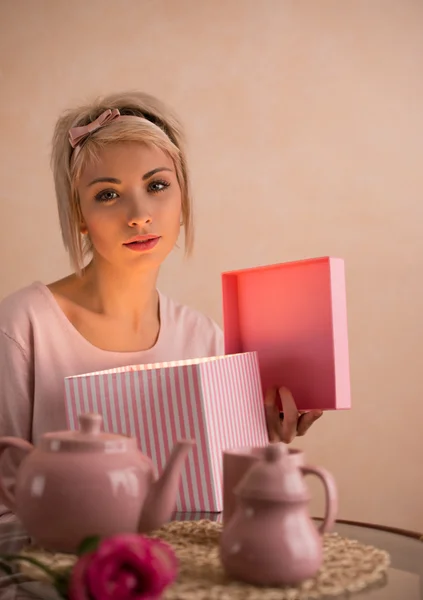 Confezione regalo apertura donna — Foto Stock