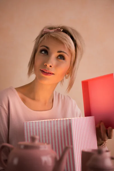 Kadın hediye kutusunu açıyor — Stok fotoğraf