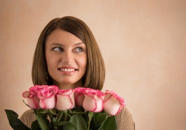 Büyük bir buket gül kadınla