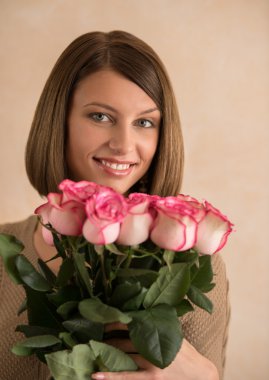 Büyük bir buket gül kadınla