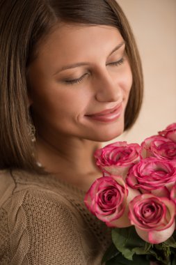 Büyük bir buket gül kadınla