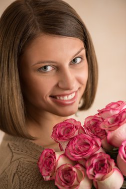 Büyük bir buket gül kadınla