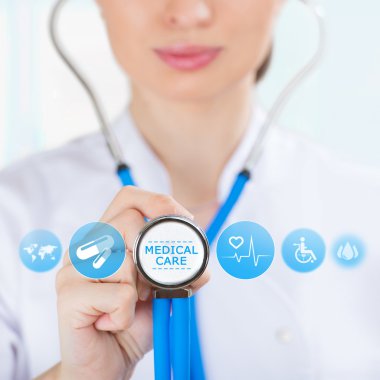 Modern tıbbi kutsal kişilerin resmi ile çalışan doktor
