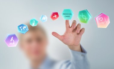 Doktor el tıbbi simgeleri ile çalışma