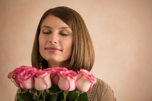 Femme avec un grand bouquet de roses — Photo