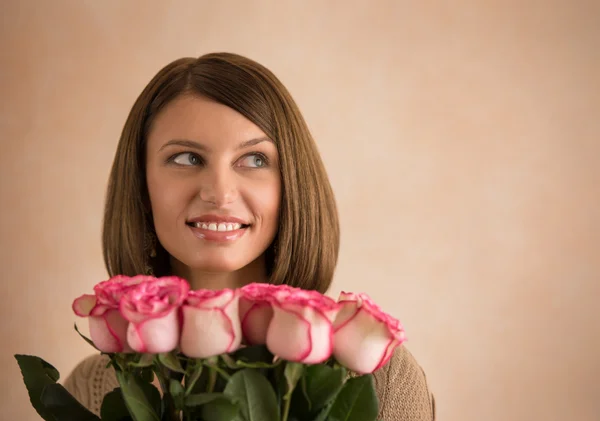 Vrouw met een grote boeket rozen — Stockfoto