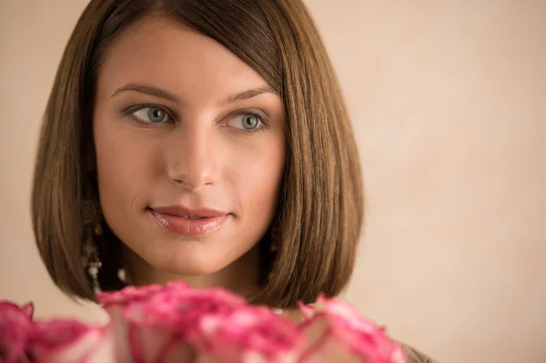 Mulher com um grande buquê de rosas — Fotografia de Stock