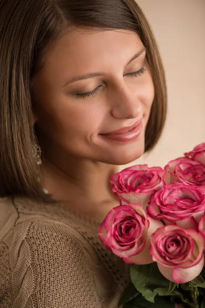 Woman with a large bouquet of roses — Stock Photo, Image