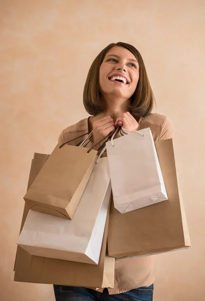 Mulher segurando sacos de compras — Fotografia de Stock