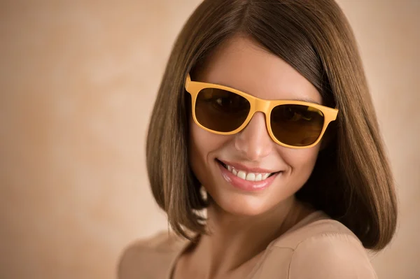 Mujer joven con gafas de sol —  Fotos de Stock