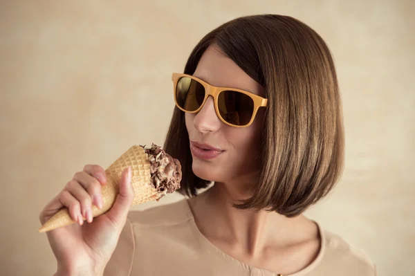 Gelatiera che canta in cono come nel microfono — Foto Stock