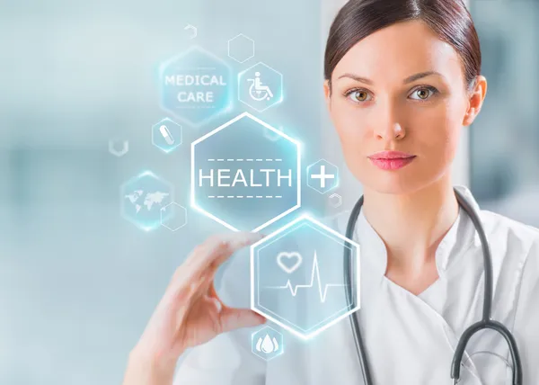 Läkare som arbetar med hälso-och ikoner — Stockfoto