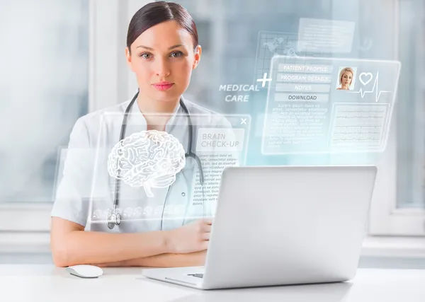 Doctor scanning brain of patient — Stock Photo, Image