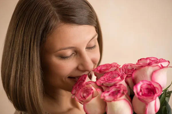 Femme avec un grand bouquet de roses — Photo