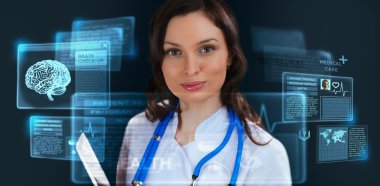 bilgisayar ile çalışan doktor