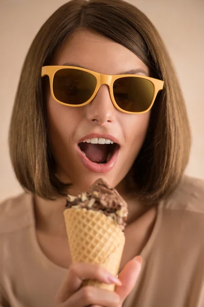 Woman and Ice cream — Stock Photo, Image