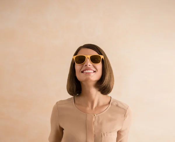Kobieta nosi okulary — Zdjęcie stockowe