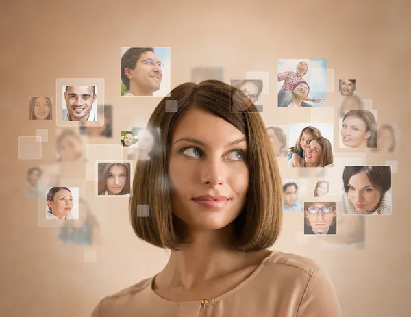 Vrouw met verschillende mensen gezichten — Stockfoto