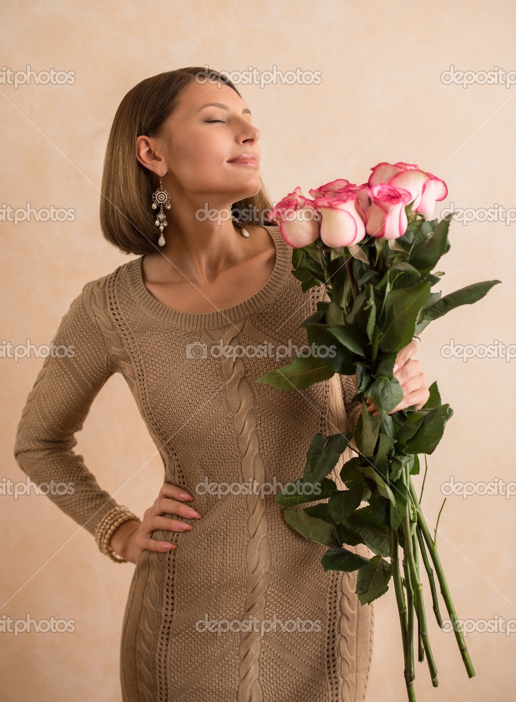 花の花束を持つ女性 ストック写真 C Hasloo