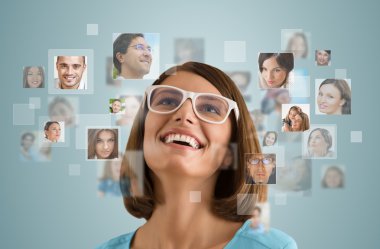 farklı insanların yüzlerini kadınla