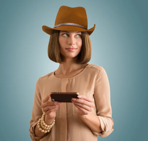 Frau mit Hut und Smartphone — Stockfoto