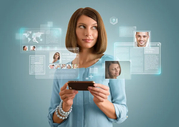 Mujer usando smartphone — Foto de Stock