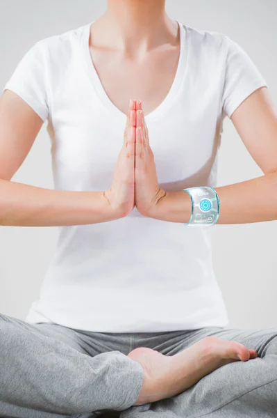 Yoga woman wearing smart watch device — Stock Photo, Image