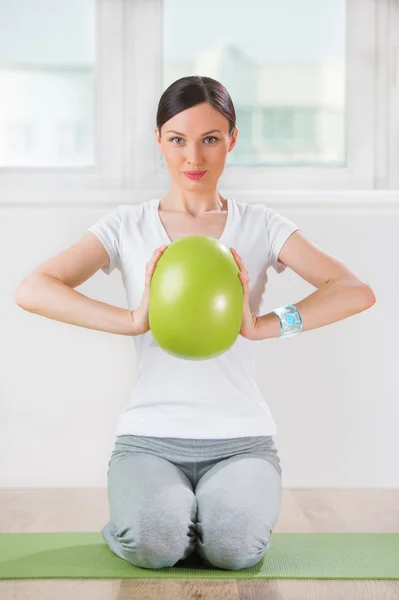 Frau macht Übungen — Stockfoto