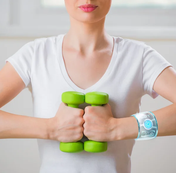 Vrouw dragen slimme horloge apparaat — Stockfoto