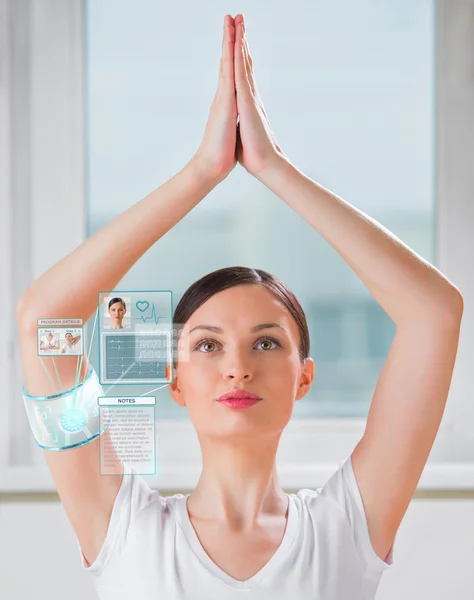 Woman doing exercise — Stock Photo, Image