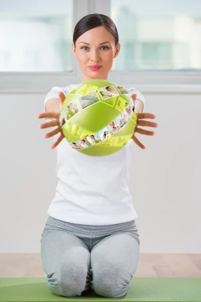 Mujer con imágenes virtuales — Foto de Stock