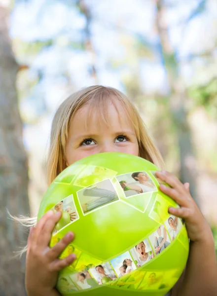 Маленькая девочка с мячом в парке — стоковое фото