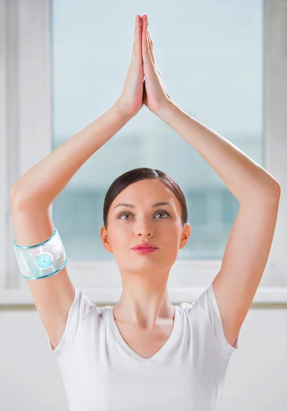 Yoga mulher usando dispositivo de relógio inteligente — Fotografia de Stock