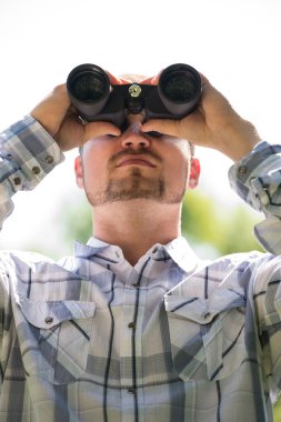 Dürbünlü bir adam.