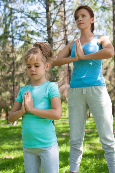 Mor och dotter gör övning utomhus — Stockfoto