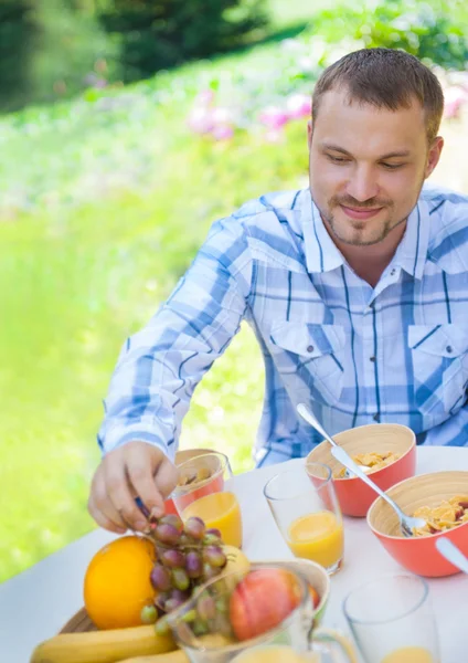 Hombre disfrutando de la comida en el jardín —  Fotos de Stock