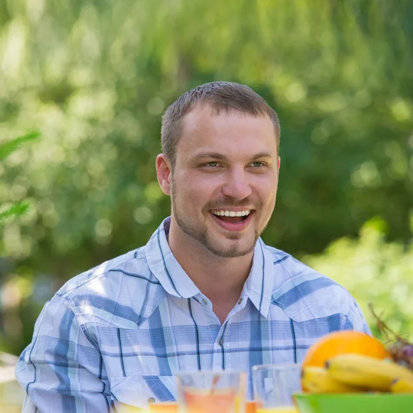 Homme appréciant les repas dans le jardin — Photo