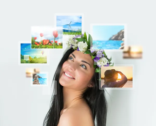 Mujer con recuerdos de vacaciones de viaje — Foto de Stock