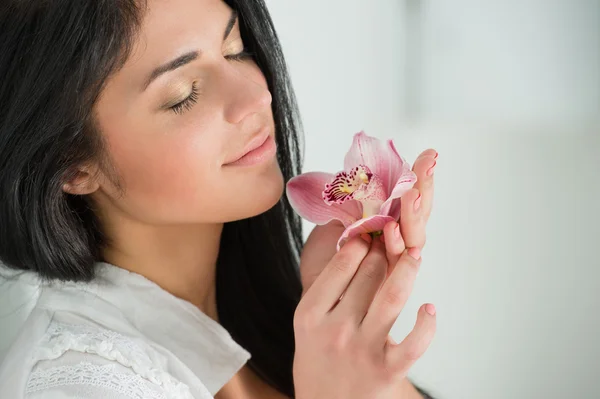 Gyönyörű lány, egy friss virág liliom — Stock Fotó