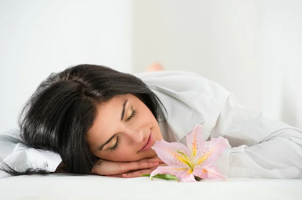 Mulher dormindo na mesa de massagem — Fotografia de Stock