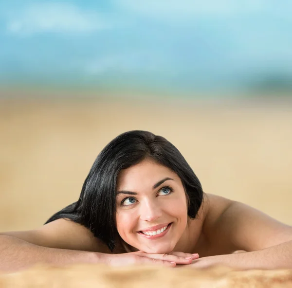 Bela jovem mulher relaxante na praia — Fotografia de Stock