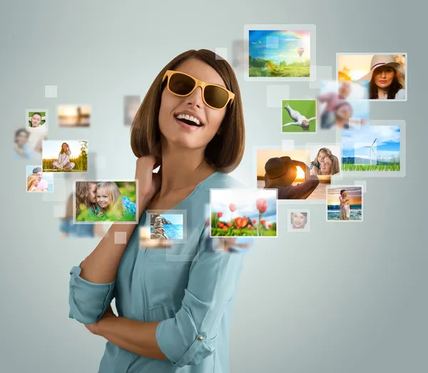 Woman sharing her travel vacation photo — Stock Photo, Image