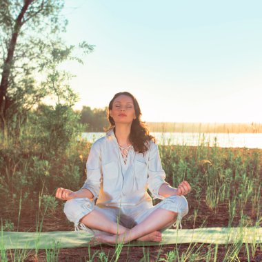 güzel bir genç kadın yoga yaparken