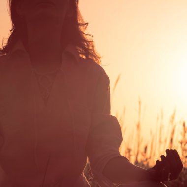 Sunrise karşı siting güzel yoga kadın