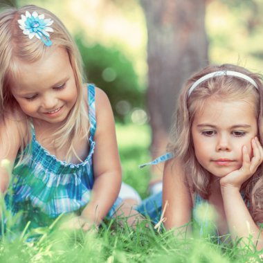 iki küçük kız yaz Park'ta eğleniyor 