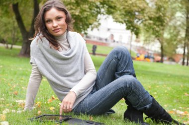 Tablet bilgisayar kullanan genç bir kadın