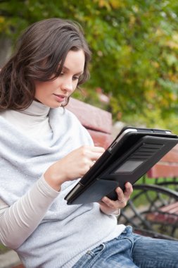 tablet bilgisayar park kullanan kadın